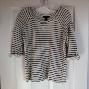 Loose fitting, quarter sleeve shirt, true to size